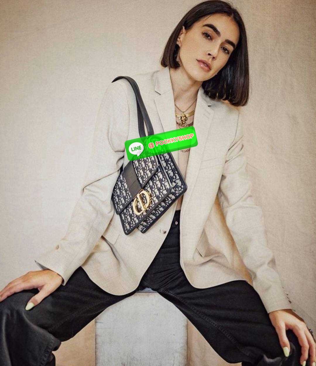 CD 30 MONTAIGNE BAG 🔆 Details กระเป๋าสะพายข้างสุดฮอต จากเคาน์เตอร์ dutyfree ที่สาวๆต้องไม่พลาด ทรงสวยมีกิมมิคในตัว ดูแพง ดีไซน์ย้อนยุคเป็นเอกลักษณ์ เปิด-ปิดด้วยอะไหล่กดล็อคแน่นหนา ใช้งานง่าย ด้านหลังมีช่องใส่ของจุกจิกได้ ภายในเป็นช่องโล่ง ใส่ของสำ