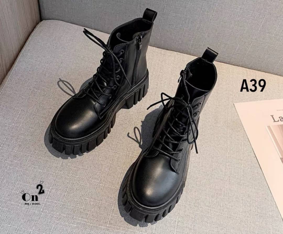 ลุคสนามบินออกบ้านทั้งทีรองเท้าต้องไม่ธรรมดาคร่า บูทเที่ยวเขา แค้มป์ปิ้งเดินป่า เช็คอินรีสอท หรือคาแฟ่สวยๆฟิวเมืองนอกเกร๋ๆ ถ่ายรูปสวยมากกและที่สำคัญบูทคู่นี้สวยแมทช์กับชุดได้ง่ายมากๆค่ะ