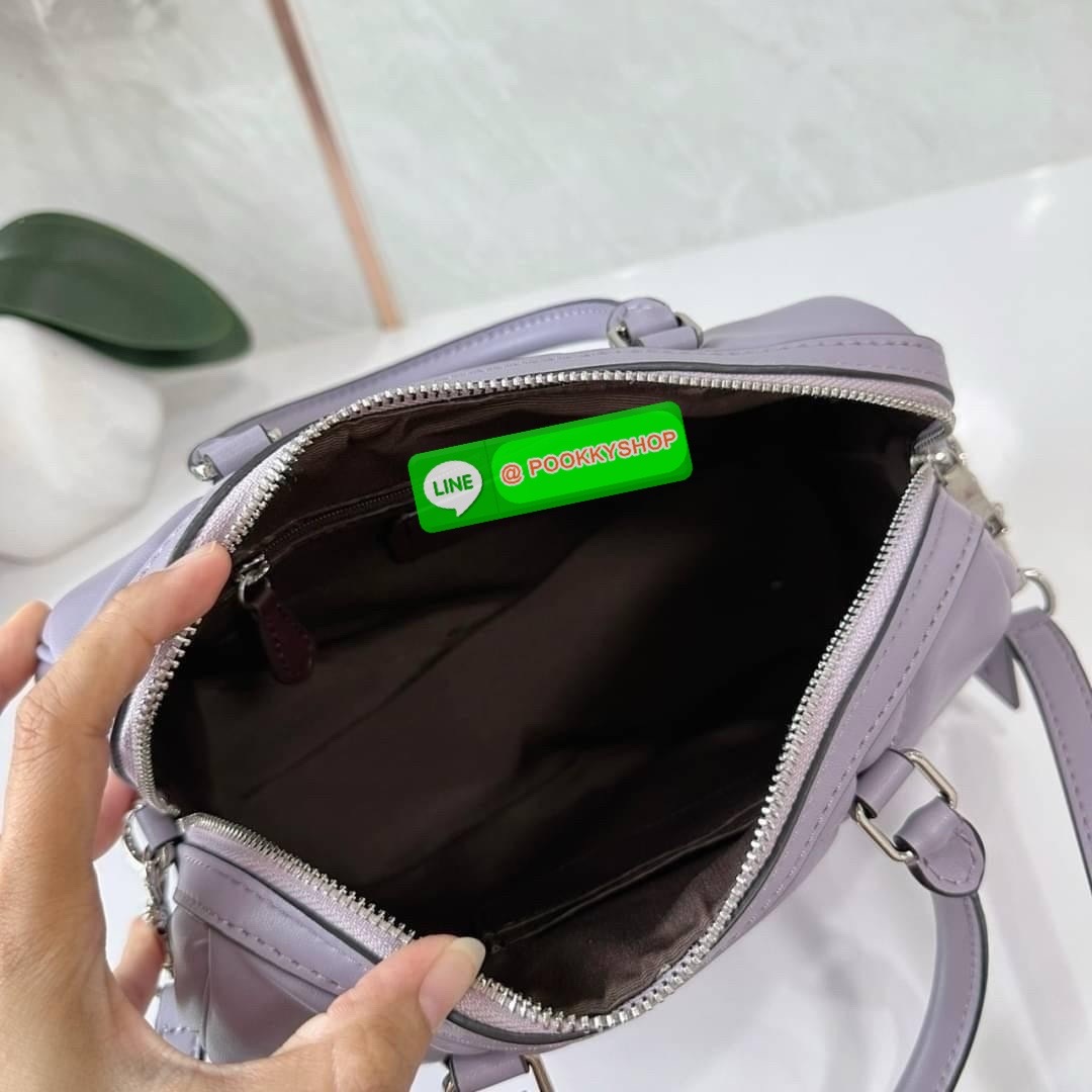 Coach Rowan Satchel With Puffy Diamond Quilting (CJ160) 🔖กระเป๋าทรงหมอนรุ่นใหม่ล่าสุดสัมผัสนุ่มมือ 🔖วัสดุ : Nappa leather (หนังแนบปา) 🔖เปิด-ปิดด้วยซิปแบบโลหะ ภายในช่องโล่งกว้าง ใส่กระเป๋าสตางค์ใบยาวได้ มีหมุดรองฐานอยู่ทรง 🔖