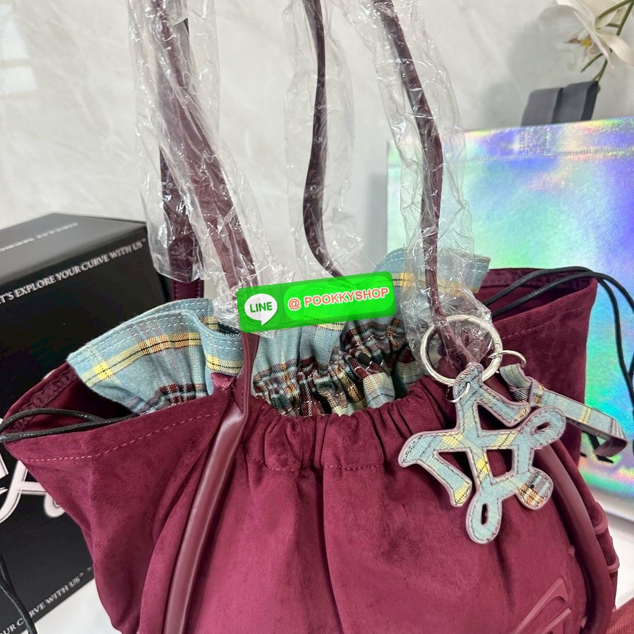 Merge A Day Bag Medium - Suede Edition (Limited) กระเป๋าสะพายไหล่ size ใหม่ ขนาดกระทัดรัดขึ้น แต่ยังสามารถจุของได้เยอะเหมือนเดิม ปรับสายกระเป๋าเป็นแบนสะพายทั้งวันไม่รู้สึกเมื่อยไหล่คะ