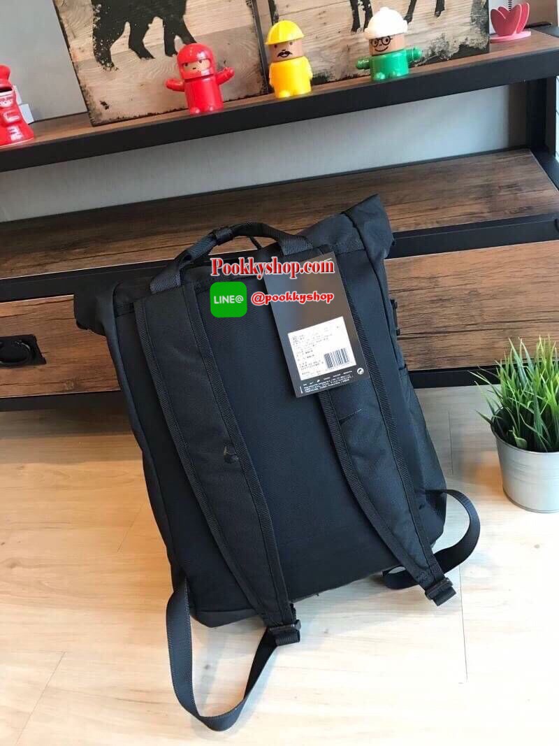 Nike Radiate Backpack เป้สะพายหลังที่โดดเด่นด้วยดีไซน์ส่วนใส่ของด้านบน และช่องกระเป๋ามากมายเพื่อให้เก็บของได้ไม่ตกหล่น วัสดุโพลีเอสเตอร์ 100% มีเปิดปิดถึง2ชั้น มีช่องใส่แล็ปท็อปช่วยปกป้องอุปกรณ์ของคุณ พร้อมกระเป๋าด้านหน้าที่เจาะรูด้วยเลเซอร์เพื่อเป็นช่องเ