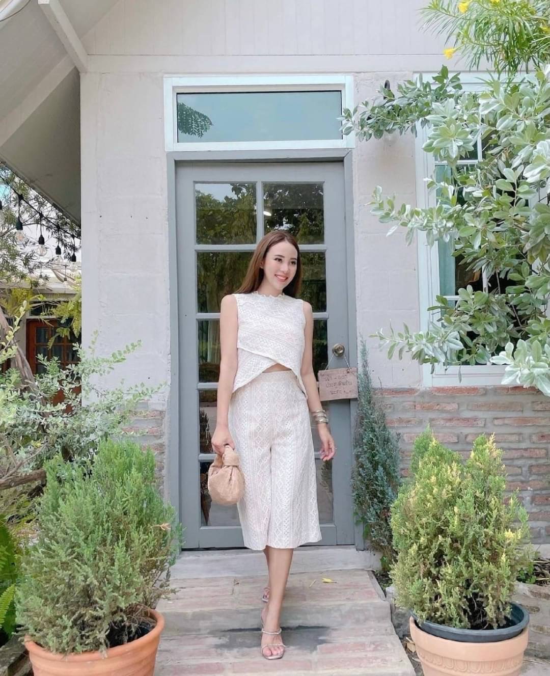 Set เสื้อแขนกุดปลายวียาว กางเกงขา 6 ส่วน ผ้าลูกไม้สีขาว เคลือบผ้าซับในสีครีม งานจริงสวยมากกกก บอกได้เลยว่าลุคนี้ดูรวยค่า