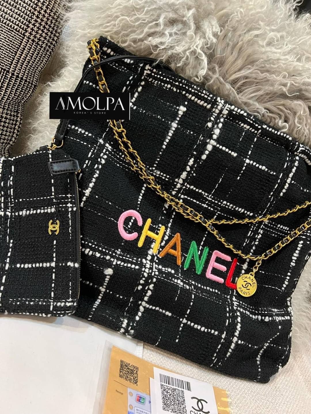 มาต่อที่ ACCESSORIES กระเป๋า CHANEL 22 HANDBAG สวยตาแตก ปังสุดๆ ในคอลเล็คชั่นล่สสุด Spring Summer 2022 กระเป๋าที่ตอบโจทย์การใช้งานของสาวๆ เรียกว่า every day bag ก็ได้น้าา รูปทรงสี่เหลี่ยม ดีไซน์เรียบง่าย แต่ยังคงความหรูหราด้วยวัสดุผ้าทวิต ปักตัวอักษร CHAN