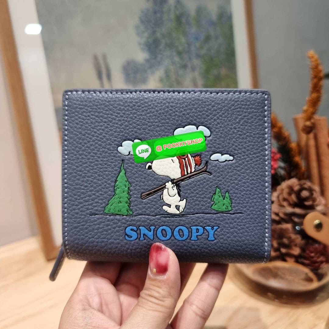 COACH CF252 COACH × PEANUTS SNAP WALLET WITH SNOOPY LIGHTS MOTIF คอลใหม่มาอีกแล้วน้า!! การ์ตูนยอดฮิตสำหรับทุกคน น่ารักพาใจฟู 💕 กับกระเป๋าสตางค์ใบเล็ก ขนาดกำลังเหมาะ ดีไซน์น่ารักน่าใช้มาก เรียบง่ายแต่มีความโดดเด่น วัสดุหนัง pepble เปิด-ปิดด้วยกระดุ