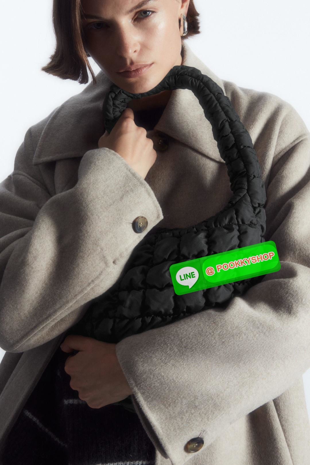 **สินค้าเข้าใหม่** ส่งพร้อมพวงกุญแจTeddy bearค่า กระเป๋าสวยพวงกุญแจน้องหมีก็น่ารัก #มีจำนวนจำกัด ห้า พลาดค่าา! 📌สีดำยังไงก็วินน แต่งตัวเสร็จออกจากบ้านหยิบใบนี้ติดมือได้เลย COS QUILTED MINI BAG BLACK 📸พร้อมส่ง! กระเป๋าจากแบรนด์COS ที่ไม่มีใ