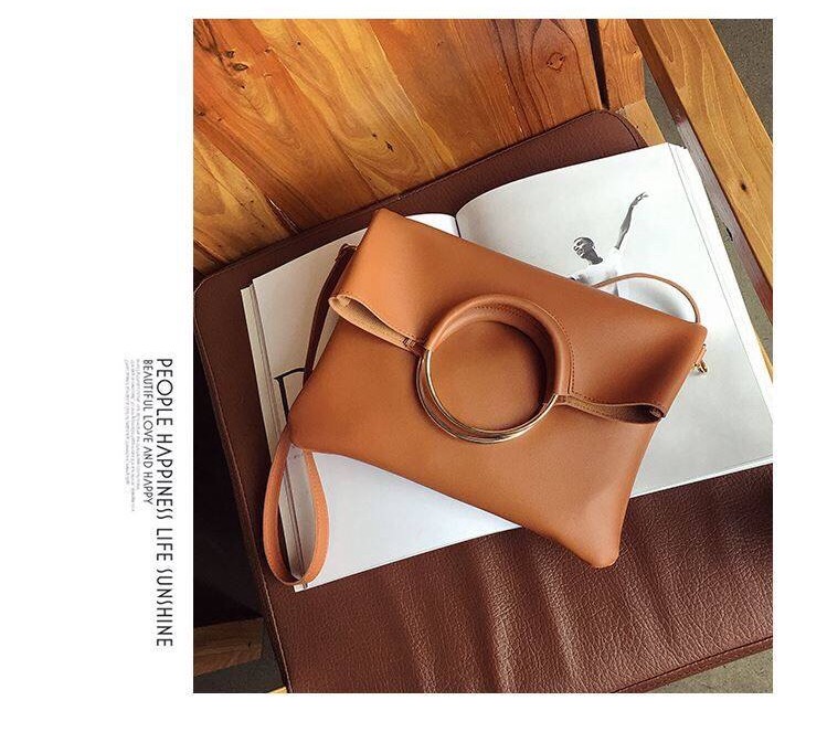 กระเป๋าสะพายข้างสีน้ำตาล กระเป๋าคลัชมือ แต่งห่วงทอง สวย แนว เท่ห์ๆคะ+กระเป๋าเล็ก ไซส์ลูก ด้านใน 2ชิ้น สุดคุ้ม สวยเก๋ มากคะ Size:ยาว29xสูง32xหนา4cm