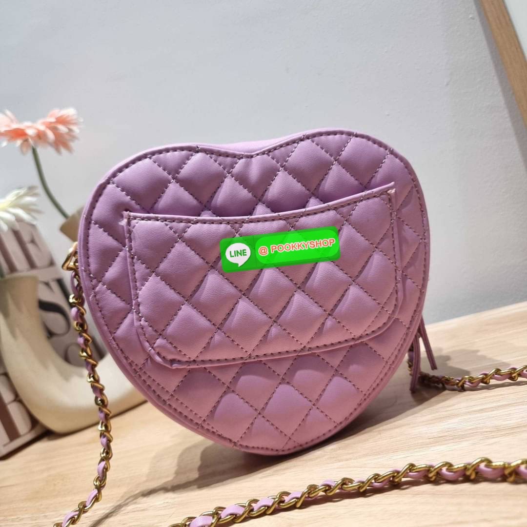 สวยมาก มงลงมาก!! พรีเมี่ยมกิ๊ฟ Chanel vip สุดพิเศษจากเคาน์เตอร์ duty free กระเป๋าสะพายสุดคิ้วท์ ที่ดีไซน์รูปทรงหัวใจไม่ซ้ำใคร น่ารักทุกสี น่าใช้ไปเลยแม่!! วัสดุหนังแกะฟอกสี เปิด-ปิดด้วยซิป ด้านหน้ามีช่องเก็บของจุกจิก ภายในเป็นช่องโล่ง ใส่มือถือ ใส่กระเป๋า