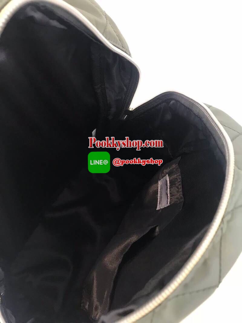 Anello & Legato Largo Nylon Tone Quilting Rucksack รุ่นใหม่ล่าสุดจากเครือ Anello วัสดุไนล่อนเนื้อดี สัมผัสสบายมือ น้ำหนักเบา ด้านข้างมีช่องใส่ขวดน้ำ ด้านหน้า1ช่องซิป ช่องใหญ่เปิดปิดด้วยซิปคู่ ภายในมีช่องแยกเป็นสัดส่วน มีช่องซิปด้านหลังเพื่อหยิบจับของภายใน