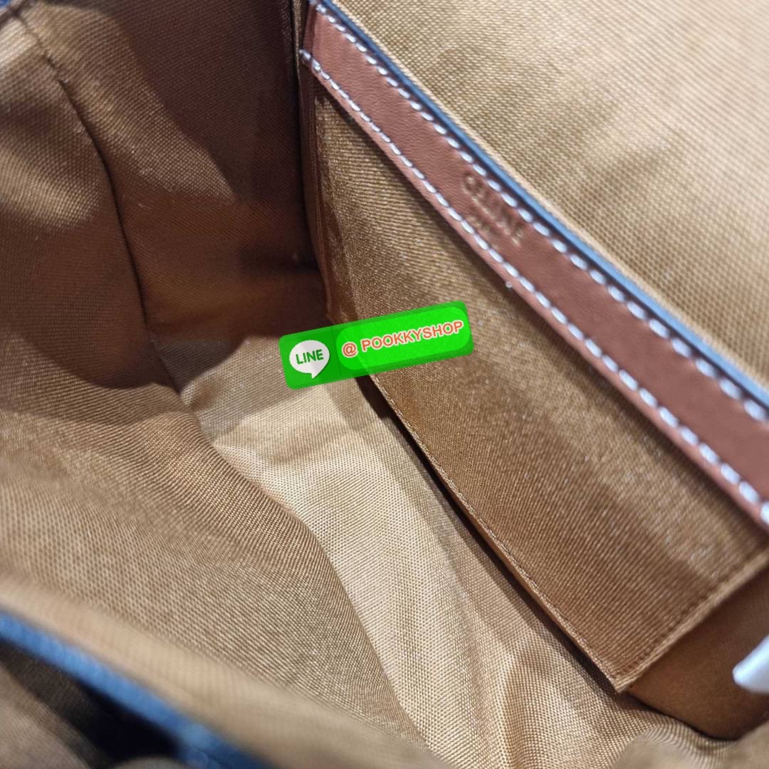 🔆 Model CELINE FOLCO SHOULDER BAG IN TRIOMPHE CANVAS 🔆 Details รุ่นยอดฮิต ขายดีไม่มีตก กับกระเป๋าสะพายข้าง ทรงสวยโดดเด่นเป็นเอกลักษณ์ ดีไซน์โค้งมนสวยงาม เปิด-ปิดกระเป๋าด้วยสายหนัง สายสะพายในตัว ปรับได้ ภายใรเป็นช่องโล่ง แบ่งสัดส่วนไว้อย่าง