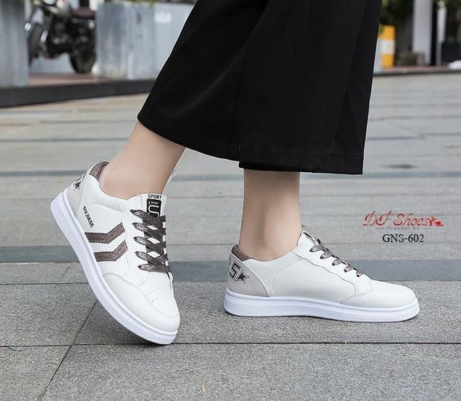 สินค้าพร้อมส่ง รองเท้าผ้าใบแฟชั่นนำเข้า วัสดุหนัง PU ดีไซน์ด้านข้างประดับแถบสีกริตเตอร์ แบบสวม ใส่ง่าย งานดี น้ำหนักเบาค่ะ