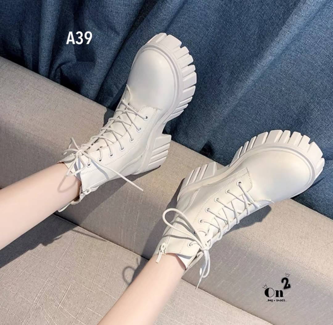 ลุคสนามบินออกบ้านทั้งทีรองเท้าต้องไม่ธรรมดาคร่า บูทเที่ยวเขา แค้มป์ปิ้งเดินป่า เช็คอินรีสอท หรือคาแฟ่สวยๆฟิวเมืองนอกเกร๋ๆ ถ่ายรูปสวยมากกและที่สำคัญบูทคู่นี้สวยแมทช์กับชุดได้ง่ายมากๆค่ะ