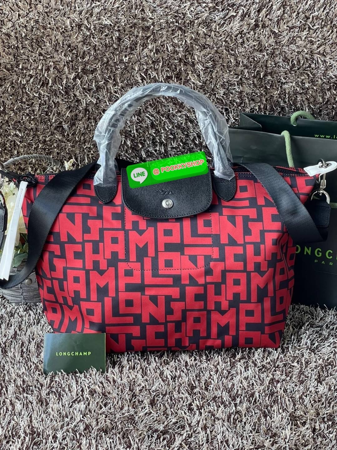 💕Longchamp LE PLIAGE LGP TOP HANDLE BAG M พบกับคอลเลคชั่นใหม่ล่าสุด มีดีไซน์ที่เรียบหรูและคลาสสิก แฝงด้วยลูกเล่นแบบเฟมินีน แถมยังมีน้ำหนักเบาอย่างไม่น่าเชื่อ มาพร้อมกับหูจับกระเป๋าคู่และฝาปิดแบบกระดุม กระเป๋าถือใบนี้สามารถใช้ถือแบบทั่วไป มีสายสะพา