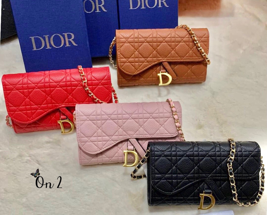 Dior oblique bag กระเป๋า Dior ทรงเหลี่ยมหนังปั้มลายซิกเนเจอร์ของแบรนด์ มีช่องเก็บแบงค์ เก็บการ์ด ใช้เป็นกระเป๋าสะพายและกระเป๋าสตางค์ได้ในตัวค่ะ อะไหล่D สีทองสวยหรูพร้อมส่ง 4 สี