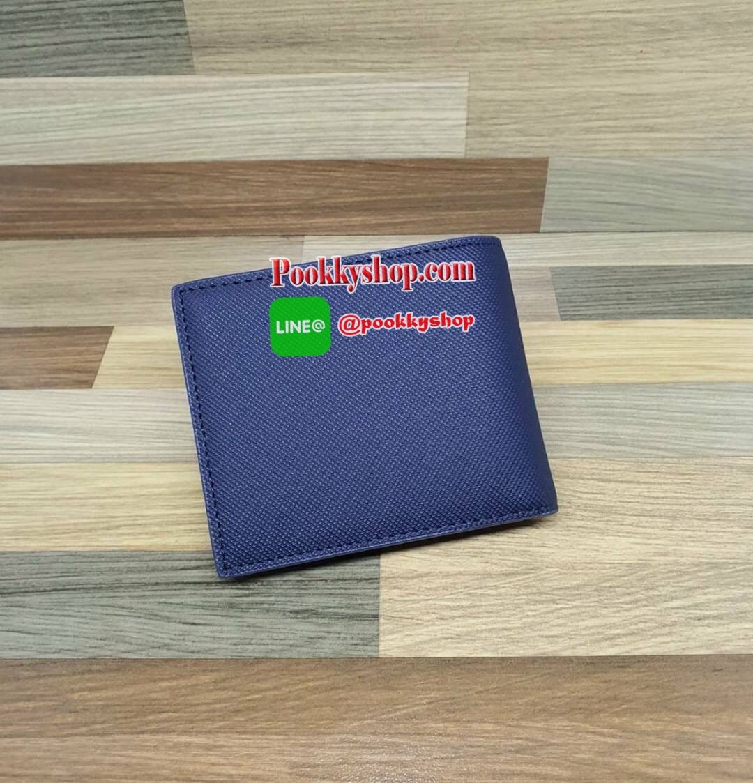 ลาคอส MEN'S CHANTACO LEATHER WALLET กระเป๋าสตางค์คุณภาพดี แบบพับสองตอนสำหรับคุณผู้ชาย มีช่องใส่บัตรถึง 8 ช่อง และช่องใส่ธนบัตรแยกเป็นสัดส่วน มาพร้อมลูกเล่นมีช่องซิปโค้งใส่เหรียญเก๋ๆด้านใน หัวซิปปั๊มแบรนด์ สวยน่าใช้ห้ามพลาดเลยค่า