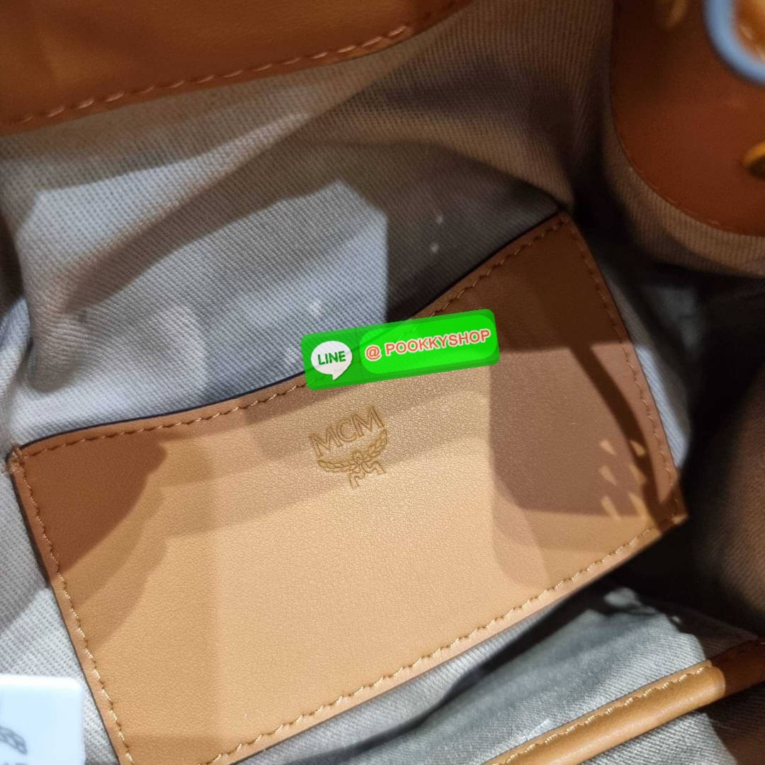 MCM SOFT BERLIN DRAWSTRING BAG IN VISETOS กระเป๋าสะพายทรง bucket ไซส์ mini ขนาดน่ารักน่าใช้ มาพร้อมกล่องสุดหรู!! วัสดุหนังแคนวาสคุณภาพดี รูดเปิด-ปิดกระเป๋าด้วยสายหนัง ภายในเป็นช่องโล่ง มีช่องแยก และช่องเก็บบัตรหรือจะไว้ของจุกจิกก็ได้ เป็นหนังแท้ ใต้กระเป๋