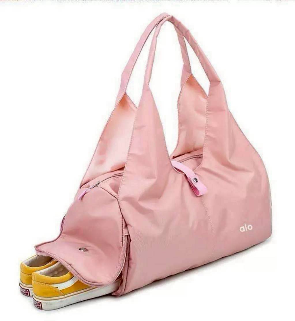 Alo Sport Bag กระเป๋าเดินทาง น้ำหนักเบา สายออกกำลังกายหรือเดินทางแนะนำเลยค่าา มีช่องใส่ของของ ใส่รองเท้าได้ เกร๋สุดๆ