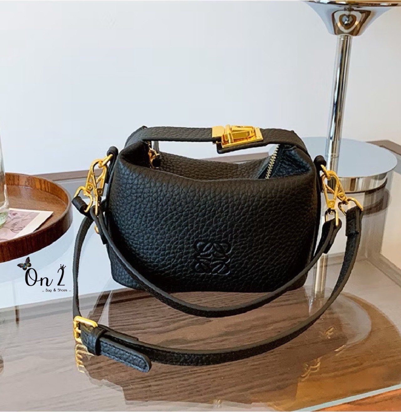 กระเป๋าหนังแฟชั่นทรงสุดฮิต ดีไซน์เรียบหรูแต่ดูเก๋มาก ✨ หนังเท็กซ์เจอร์นิ่ม สวยหรู จับถนัดมือ หัวล็อกโลหะสีทอง ตัดกับตัวกระเป๋า เพิ่มความหรูหรามีระดับ ใส่มือถือ เงิน และของใช้จุกจิกได้ครบ มีสายสะพายปรับได้ จะถือ / สะพายข้าง / crossbody ก็ได้หมด ดีไซ