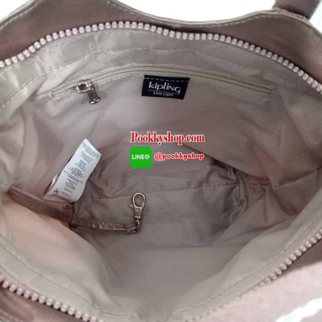 KILING NORI Handbag & Shoulder bag กระเป๋าถือหรือสะพายขนาดกลาง ทำจากวัสดุ ผ้า Nylonเคลือบ+Polyester น้ำหนักเบา จุดเด่นที่ช่องหลักมีขนาดใหญ่ พร้อมช่องซิปแยกย่อย สามารถใส่สัมภาระได้เยอะ มาพร้อมสายสะพายยาว สามารถปรับระดับได้ตามความต้องการ มีพวงกุญแจลิงห้อยตา