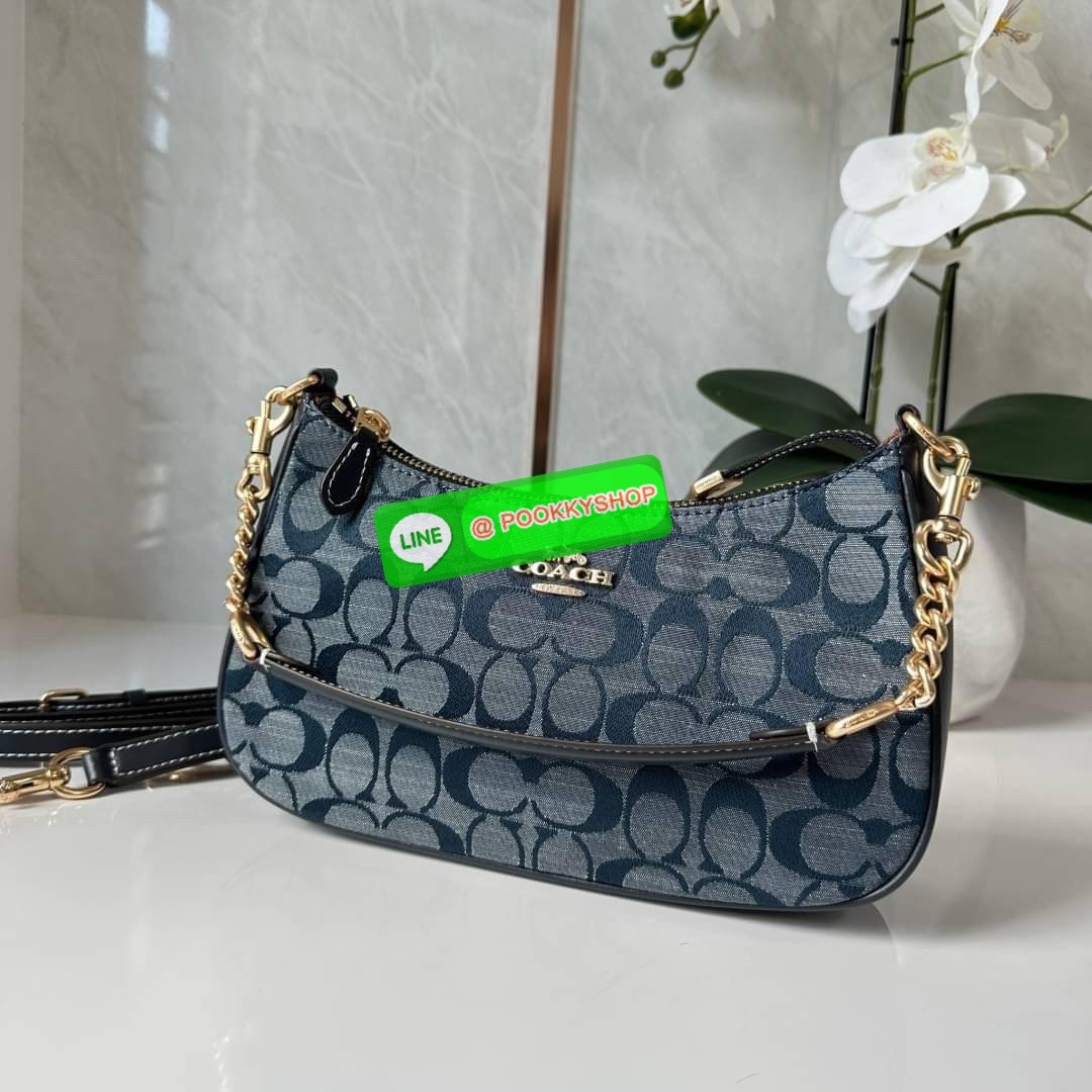 COACH TERI SHOULDER BAG IN SIGNATURE CHAMBRAY ( CH139) กระเป๋าทรงพอช ดีไซน์สุดหรูวัสดุผ้า jacquard ทอลายแบรนด์ ซับในผ้า มาพร้อมสายสะพาย 2 เส้นสามารถถอดได้ เปิด-ปิดด้วยซิป ด้านในช่องโล่งกว้างมีช่องใส่บัตรเครดิต 2 ช่อง ใส่โทรศัพท์มือถือได้ทุกรุ่น ใส่กระเป๋า