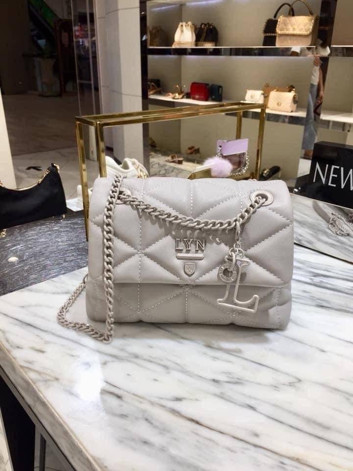 แท้ 💋 Outlet New! LYN TRINITY HANDBAG กระเป๋าสะพายข้าง/ครอสบอดี้ใบสวย วัสดุหนังเดินด้ายลายสามเหลี่ยมทั้งใบ พร้อมพวงกุญแจ(ถอดได้) เปิดปิดแบบกระดุมแม่เหล็ก ด้านในมีช่องซิปเล็ก 1 ช่อง รุ่นนี้สามารถใส่ iPhone plus และกระเป๋าเงินใบกลางได้ค่า สายยาวเป็น