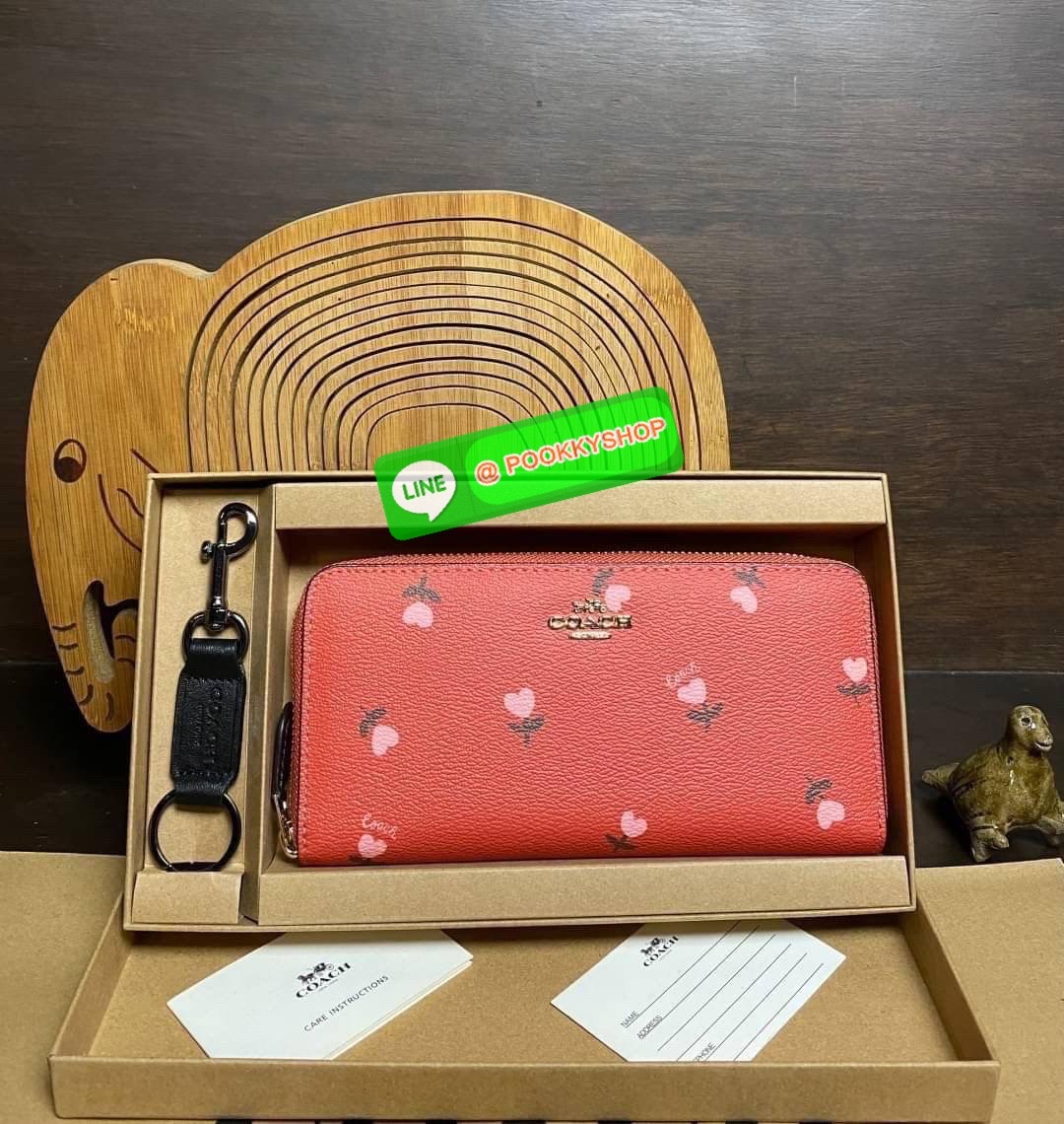 COACH ACCORDION ZIP WALLET IN SIGNATURE CANVAS กระเป๋าสตางค์ใบยาว ซิปรอบ ใช้งานง่าย ด้วยฟังค์ชั้น ด้านใน ใส่บัตรได้จุใจ มีช่องซิปใส่เหรียญตรงกลาง โดนใจหลายๆคนไปเรียบร้อยและคลาสสิค เรียบหรูดูแพงตลอดกาล ยกให้รุ่นนี้เลย