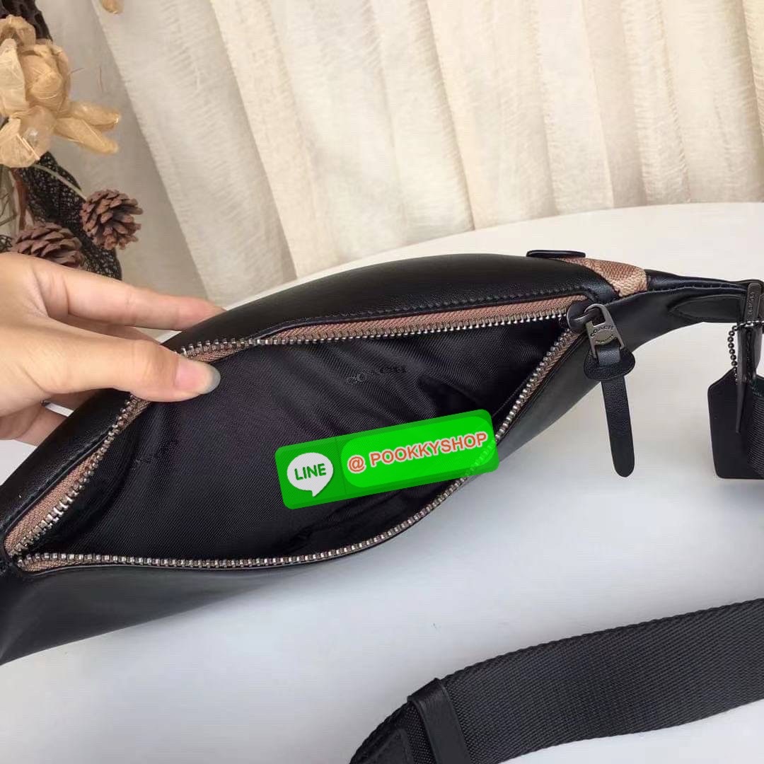 Coach 40345 Rivington Belt Bag In Signature Canvas สายแฟต้องร้องว้าว “ลายมีอยู่ทั่วไป…แต่ลายที่มี C อยู่ด้วย ใครเห็นก็รู้ว่า ‘เท่แบบ Coach’” Coach Charter Belt Bag ลาย C สุดเก๋ ทรงโค้งครึ่งวงรี คาดอกได้เท่ คาดเอวก็เก๋ ใครใส่ก็หล่อดูดี มีเอกลักษณ์เฉพาะตัว!