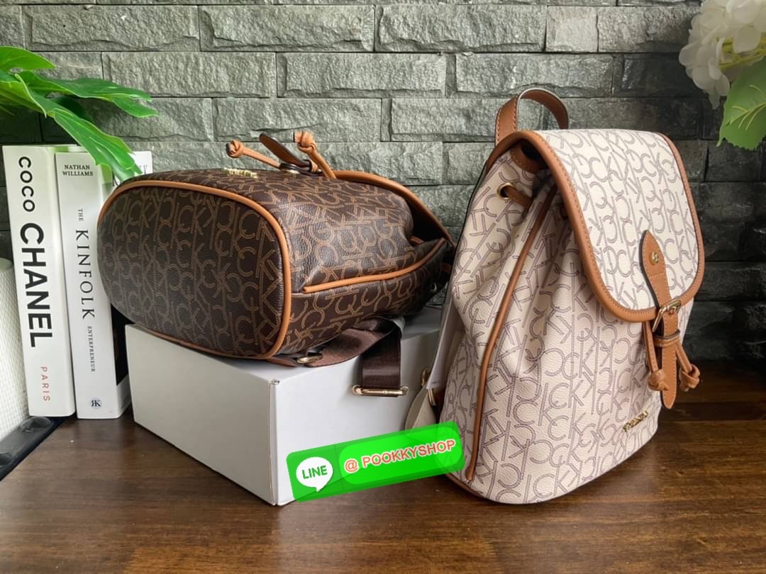 Calvin Klein Monogram Backpack Must Have!! 💕เป็นอีกหนึ่งรุ่นของมันต้องมี สวยหรูดูแพงมาก สำหรับรุ่นนี้ และมีฟังชั่นช่องการใช้งานที่น่าใช้ที่สุด!!! 💕 กระเป๋าสะพายเป้รุ่นใหม่ชนช้อป รุ่นยอดนิยม วัสดุ PVC คุณภาพดี หนังนิ่มสวย ฐานกระเป๋าแข็ง ตั้