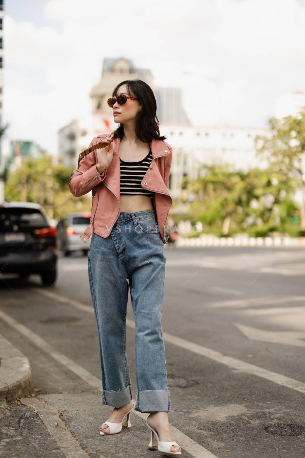 แจ็คเก็ตหนัง pvc เนื้อดีนิ่มๆใส่สบาย แต่งดีเทลสุดชิคด้วย ซิปแขนข้าง พร้อมเชือกคาดเอวล่าง ให้ลุคสาว swag มากๆเลยค่ะ