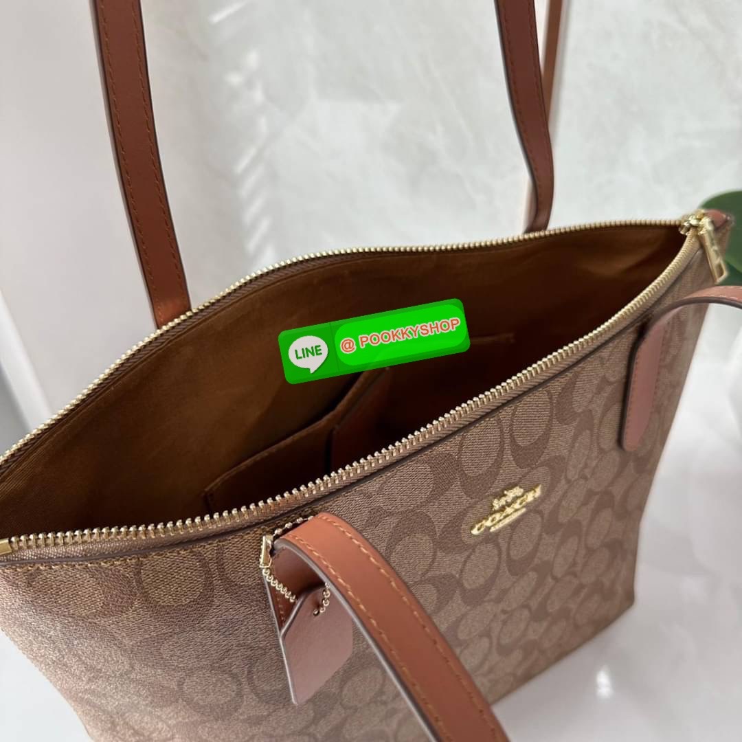 Coach 4455 ZIP TOP TOTE IN SIGNATURE CANVAS กระเป๋าสะพายไหล่ทรง Tote เปิด-ปิดกระเป๋าด้วยซิป ป้องกันของตกหล่น ภายในกว้างใส่สัมภาระได้เยอะ มีช่องเล็กใส่ของจุกจิก วัสดุแคนวาส หูจับหนังแท้ ถือไปเที่ยว ไปทำงาน สะดวกเลยค้า