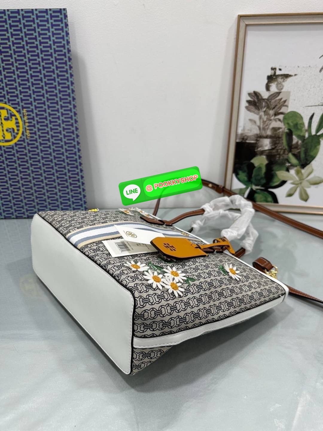 🌼 Tory Burch Gemini Link Canvas Tote Small – ลายดอกไม้ปักสุดละมุนในโทนคลาสสิก น้ำหนักเบา ใบขนาดกำลังดี ใช้ได้ทุกวันทั้งถือและสะพาย 💼