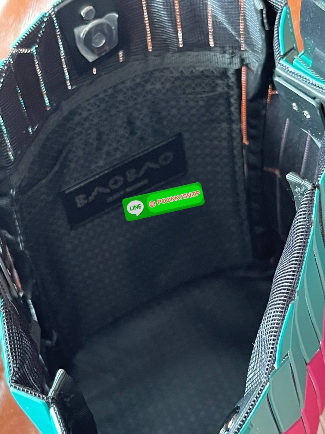 💕Baobao Issey Miyake Large Bucket กระเป๋าบัคเก็ตขนาดใหญ่สามารถใช้ใส่ร่มพับได้หรือขวดน้ำขนาดเล็กได้ ซีรีย์ใหม่นี้มีจุดเด่นที่แผ่นรูปทรงสี่เหลี่ยมด้านขนานในแนวตั้ง เกิดเป็นรูปทรงสามมิติซึ่งแตกต่างไปจากรูปทรงที่เกิดขึ้นจากแผ่นสามเหลี่ยม หูหิ้วสามารถข