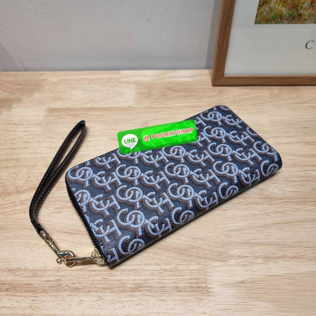 COACH CF521 LONG ZIP AROUND WALLET WITH SIGNATURE MONOGRAM 🔆 Details กระเป๋าสตางค์ใบยาว คอลเลคชั่นใหม่ กับดีไซน์ใหม่ ฉีกกฏทุกการดีไซน์ ด้วยลวดลายโมโนแกรมรอบใบโดดเด่น สะดวกใช้งานด้วยสายคล้องมือที่สามารถถอดออกได้ พกพกง่ายที่สุด รูดใช้งานด้วยซิปรอบใบ