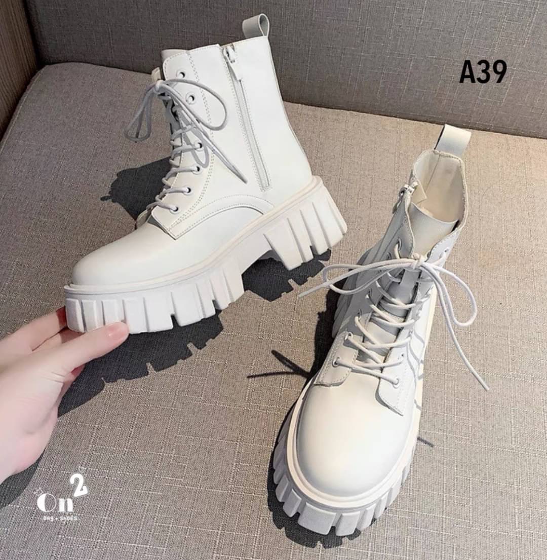 ลุคสนามบินออกบ้านทั้งทีรองเท้าต้องไม่ธรรมดาคร่า บูทเที่ยวเขา แค้มป์ปิ้งเดินป่า เช็คอินรีสอท หรือคาแฟ่สวยๆฟิวเมืองนอกเกร๋ๆ ถ่ายรูปสวยมากกและที่สำคัญบูทคู่นี้สวยแมทช์กับชุดได้ง่ายมากๆค่ะ