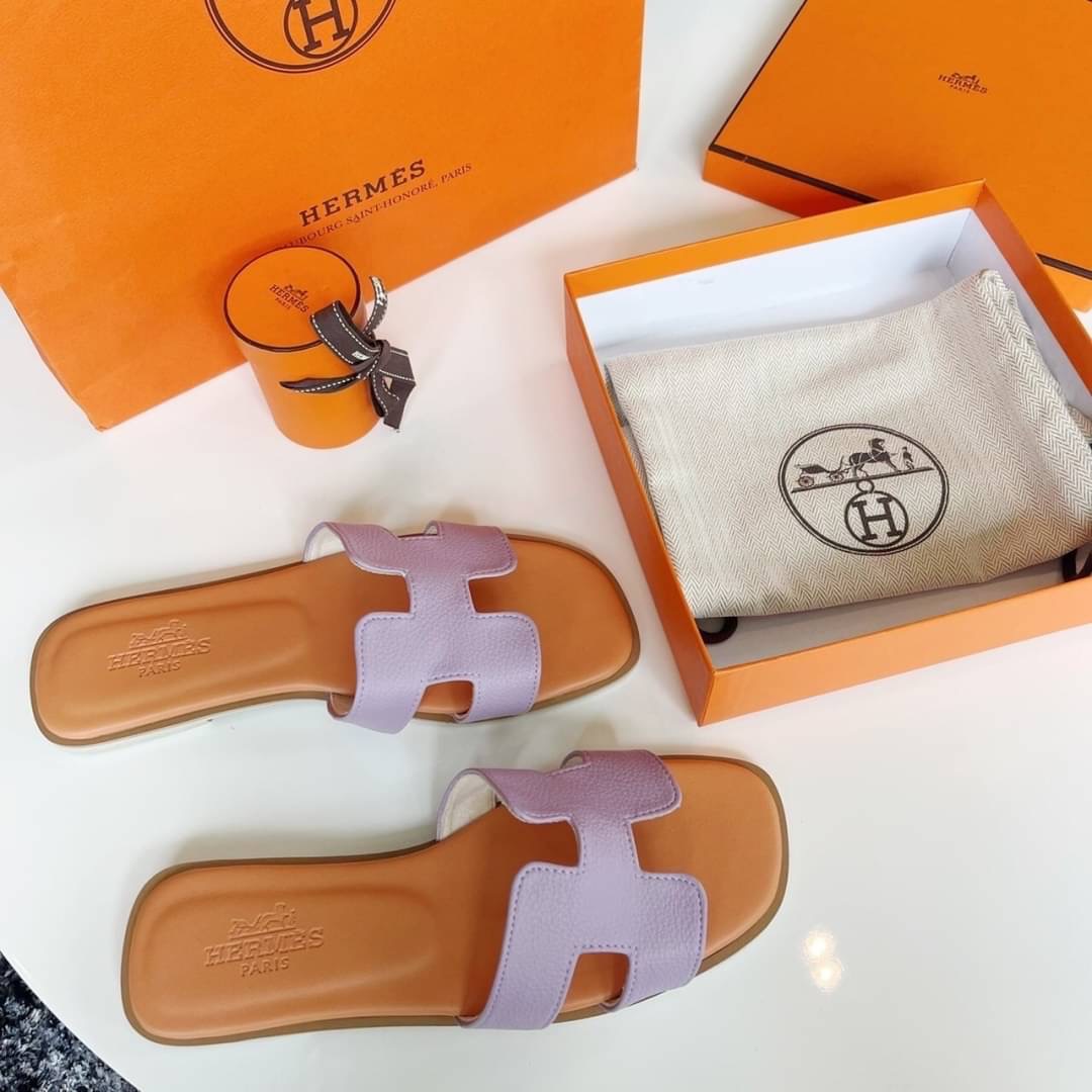 พร้อมส่ง รองเท้าแตะ Hermès สีพาสเทล ตัวใหม่ล่าสุด สีน่ารักมากกทุกสี คัดสีออกมาแล้วแมสที่สุด ให้เข้ากับเท้าสาวๆ ขับผิวมากคะ พื้นปั้มแบรนด์