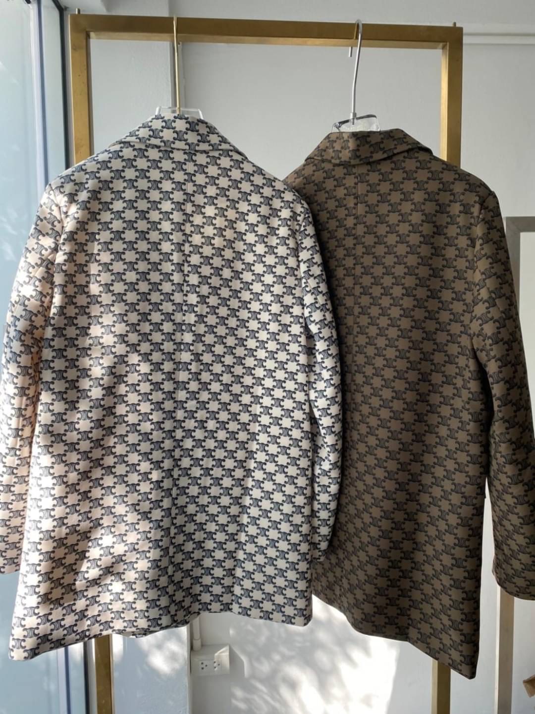 เบลเซอร์สูทสุดชิค ใส่คลุมแมทช์กับอะไรก็ให้ลุคสวย เก๋ เป็นสาวดูมีสไตล์ ด้วยผ้าสูทเนื้อดี รีดอัดกาวขึ้นทรงสวย คัตติ้งเนี้ยบ มีซับใน พิมพ์ลาย สุดปังมากเลยค่ะ งานสวยมากค่ะ