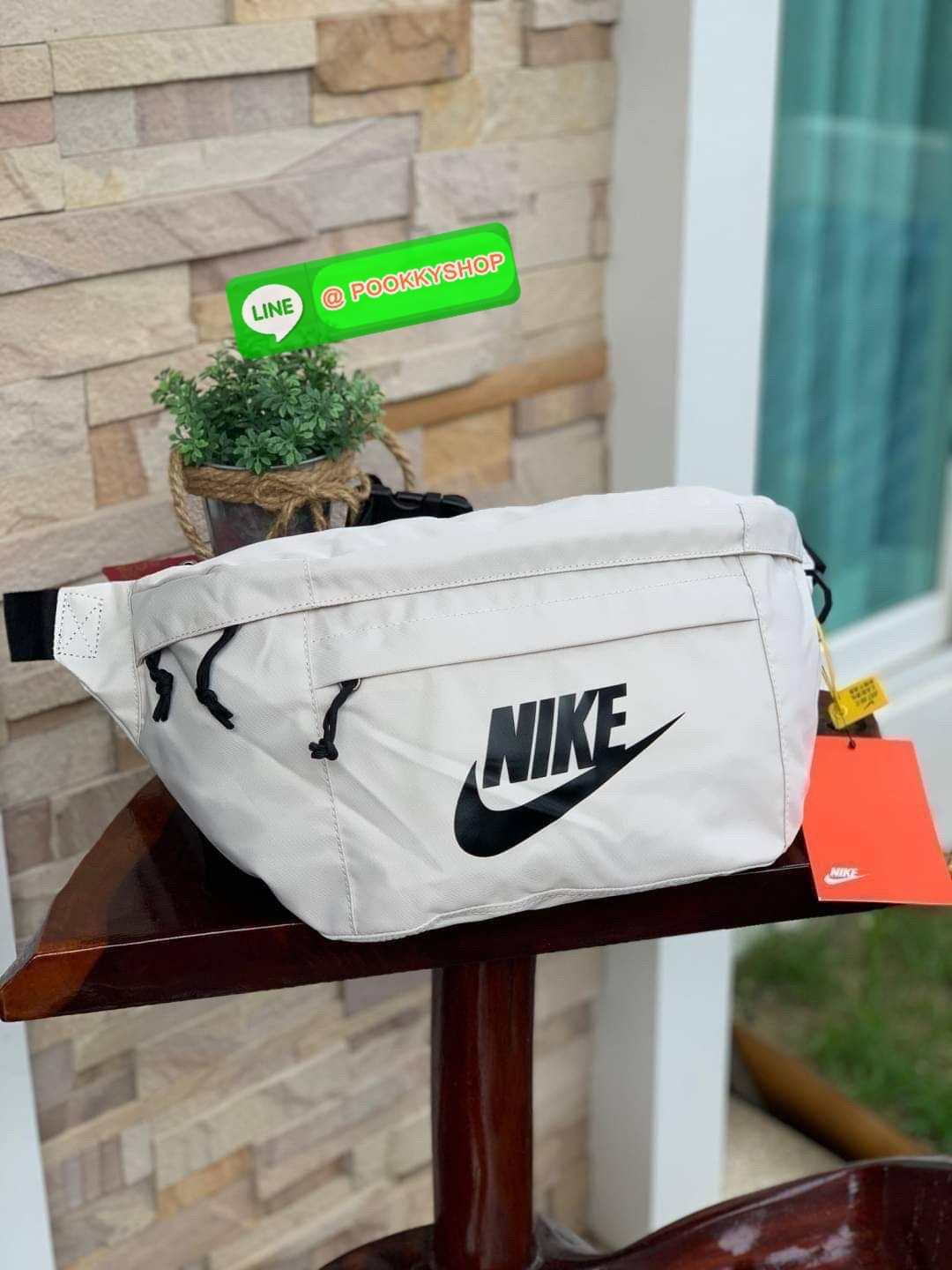 Nike Tech hip pack กระเป๋าคาดเอว Nike Tech รุ่นใหม่ชนช้อป!! ให้คุณหยิบใช้อุปกรณ์กีฬาและพกพาได้อย่างง่ายดาย พร้อมโดดเด่นด้วยกระเป๋าซิป 2 จุดสำหรับเก็บสิ่งของ และสายกระเป๋าแบบปรับได้เพื่อให้แนบกับลำตัว ใช้งานได้คล้องตัว ใส่ของได้จุสมใจเลยคร้า