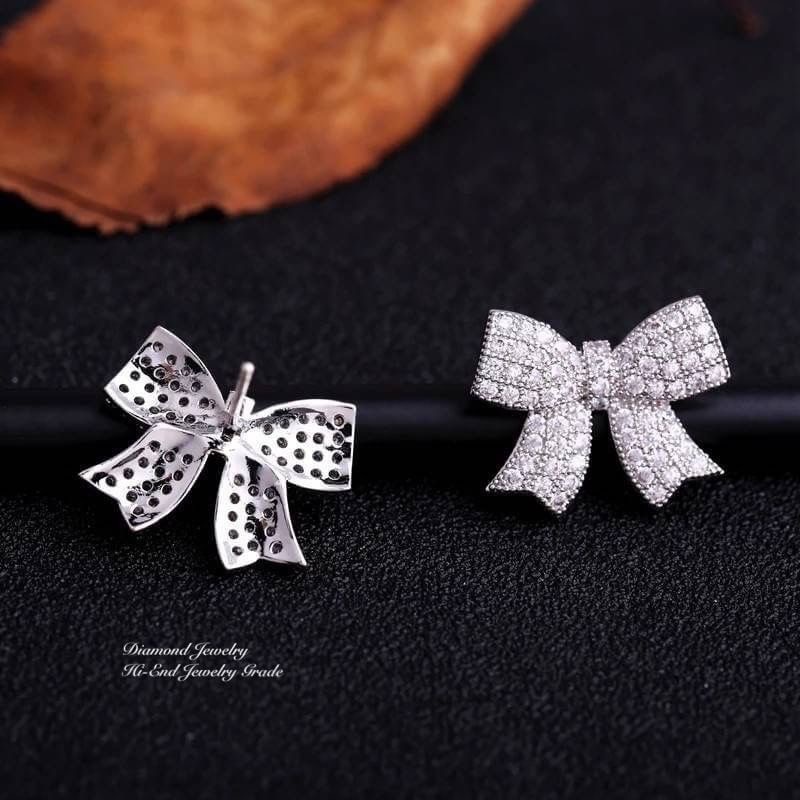 New Arrival !!!!! Diamond Earring ต่างหูเพชร ดีไซน์โบว์ งานเพชรละเอียดงานเกรดพรีเมี่ยม งานเพชร CZ แท้ เกรดดีที่สุด เพชร CZ แท้คัดเกรด สวยวิ้งมากๆค่ะ สาวๆห้ามพลาดเด็ดขาด ใส่ออกมาน่าร้ากกกกที่สุดในสามโลก ใส่ได้ตลอด ไม่มีเอ้า เข้าได้กับทุกชุดเลยคะ
