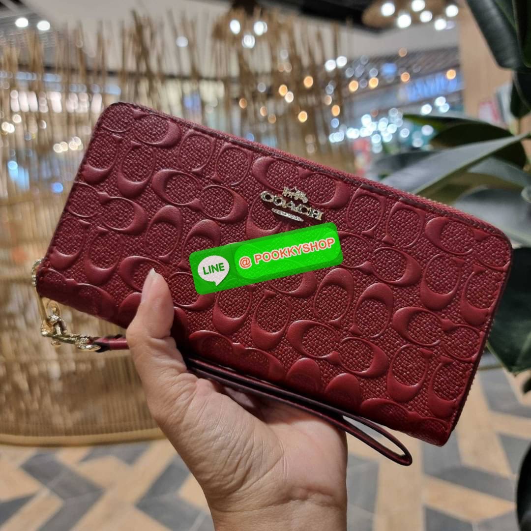 COACH C7360 LONG ZIP AROUND WALLET IN SIGNATURE LEATHER พร้อมเสิร์ฟความเลิศหรู ไม่ต้องรอพรีฯ ใหม่ล่าสุด กระเป๋าสตางค์ใบยาวกึ่งคล้องมือ สีคลาสสิค ขายดี ถือใช้คือขับผิวสุด!! วัสดุหนังแท้ปั๊มลายนูนสวยคม มาพร้อมสายคล้องมือ ถอดออกได้ ภายในใส่บัตรได้เยอะ มีช่อง