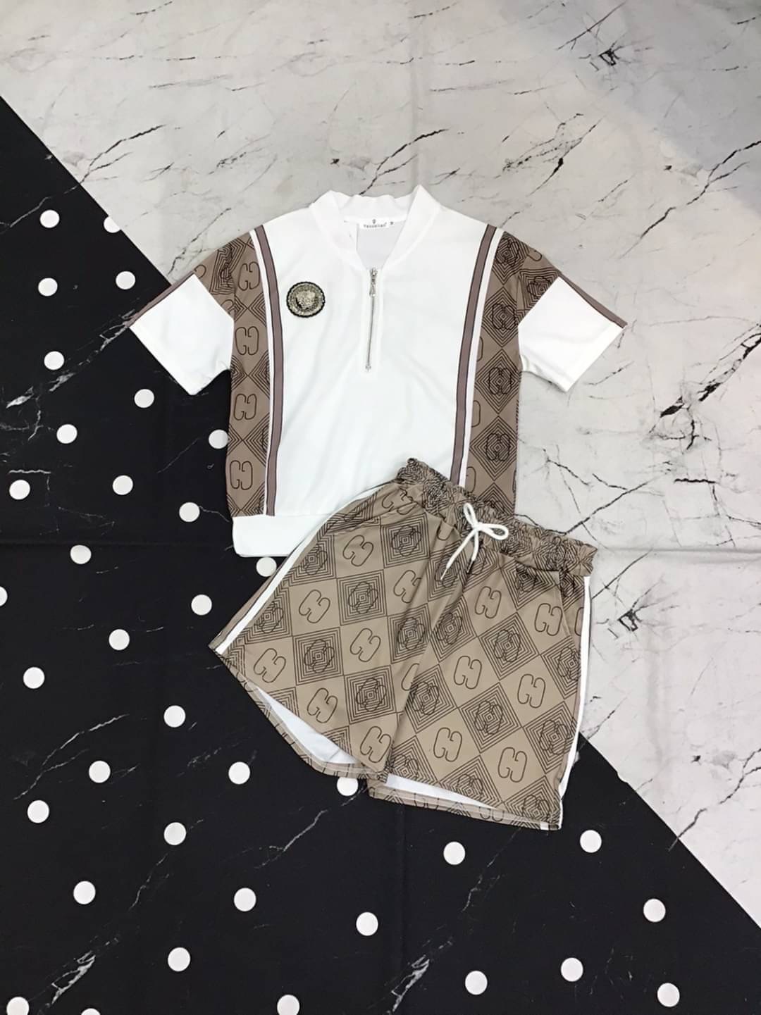 NEW ARRIVAL KOREA DESIGN BY WONDER DRESS สินค้าพร้อมส่ง เซทเสื้อยืดกับกางเกงขาสั้นลวดลายคลาสสิค ดีเทลเสื้อแขนสั้นสีขาวแต่งซิปช่วงหน้าอก จับคู่มากับกางเกงขาสั้นแต่งแทบข้าง งานน่ารักสวมใส่สบายคะ