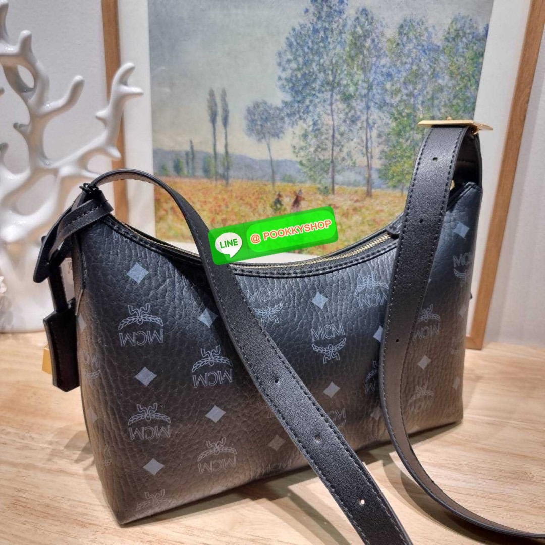 MCM AREN HOBO IN VISETOS 🔆 Details ฮอตฉ่ำมาก! กับกระเป๋าสะพายทรงโฮโบ ทรงสวยมาก ขนาดกำลังดี จุของได้เยอะ ใช้งานสะดวกด้วยการรูดซิป พิเศษแถมพวงหนังและชุดกุญแจล็อคมาให้ด้วย ถอดออกได้ นำไปใช้กับกระเป๋าใบอื่นได้ด้วย ภายในโล่งกว้าง ใส่ของสำคัญได้อย่างครบ