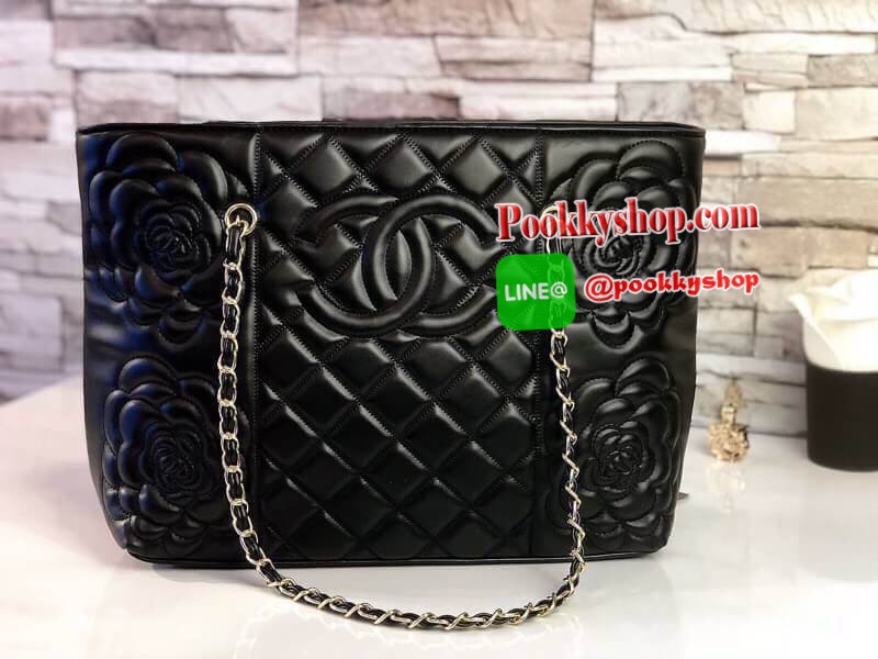 CHANEL TOTE BEAUTY วัสดุหนังแกะสังเคราะห์สัมผัสนิ่มมือ ลายcc และดอกคามีเลียตามแบบฉบับของแบรนด์ คุณภาพดีทนทาน เปิด-ปิดด้วยซิปอะไหล่ทอง ฐานรองหมุด4มุม ภายในมีช่องใส่ของจุกจิก สายสะพายไหล่สบาย จุของได้เยอะน้ำหนักเบา ซื้อใช้เองหรือฝากเป็นของขวัญก็สุดคุ้มค่ะ ส