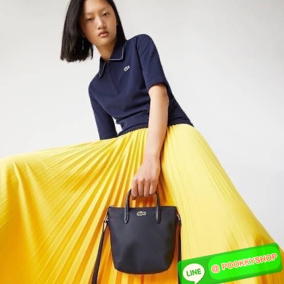 ลาคอส Women's L.12.12 Concept Petit Piqué Zip Tote กระเป๋าสะพายข้างทรง mini tote วัสดุ pvc100% เปิดปิดด้วยซิปเดียวด้านบนสะดวกใช้งาน ใส่มือถือได้ทุกรุ่น ด้านหน้ามีดีเทลโลโก้ปักดูโดดเด่น สายของกระเป๋ารุ่นนี้สามารถปรับความยาวได้ฟรีไซส์ เลือกสะพายได้ ไ