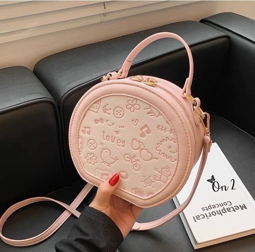 กระเป๋าแฟชั่นทรงกลม สไตล์มินิมอล งานซิปหนังpu อะไหล่ทอง สายสะพายยาวแบบ Cross body ปรับระดับได้ ทรงสวยงานน่ารักมากค่ะ