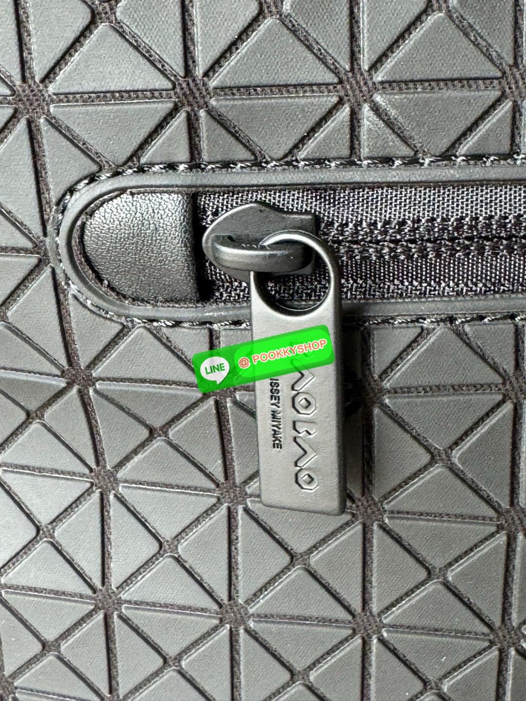 💕Baobao Issey Miyake Matte Baton Crossbody Bag เป็นกระเป๋าคาดอกที่มีดีไซน์เรียบง่ายและใช้งานได้อเนกประสงค์ มีน้ำหนักเบาแต่มีความทนทานสูงและสามารถกันน้ำได้ สายสะพายมีความแข็งแรงและปรับได้หลายระดับ จึงสามารถประยุกต์ใช้งานได้ทั้งคาดอก คาดเอวหรือสะพาย