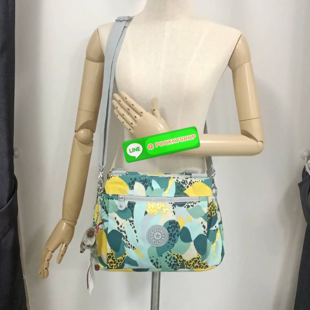 KIPLING ELISE HANDBAG กระเป๋าถือและสะพายไหล่ วัสดุ Nylon +Polyester ขนาดกำลังพอดี จุของได้มาก มีหูจับสองสาย ถือสะดวก น้ำหนักเบา มีช่องซิป ด้านหน้า ช่อง กระเป๋าหลักเปิด-ปิดด้วยซิป มี3 ช่องว่างใส่ของได้จุมากๆ ใส่มือถือได้ กระเป๋าสตางค์ใบยาว และ เครื่องสำอาง