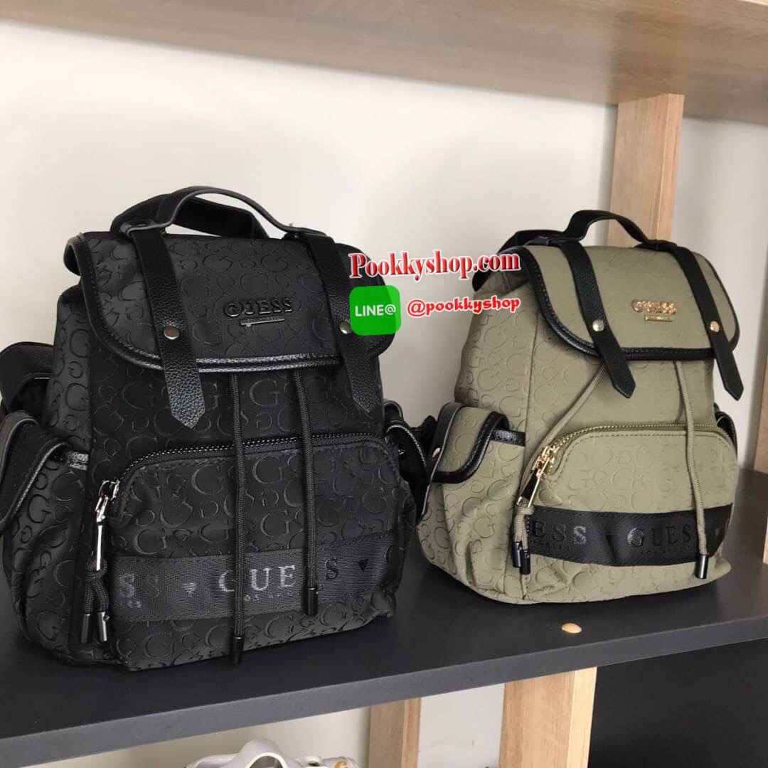 GUESS KACEE MINI LOGO BACKPACK. กระเป๋าเป้สะพายหลังขนาดกลาง ไม่เล็กไม่ใหญ่จนเกินไป น้ำหนักเบาใสของได้เยอะ มีช่องใส่ของหลายช่อง ช่องซิปหน้า1 ด้านข้างใส่ขวดน้ำได้ ช่องใหญ่ เปิดปิดด้วยสายรูด และกระดุมแม่เหล็ก ภายในซับด้วยผ้าสีเดียวกับกระเป๋า ภายในมีช่องซิปอี