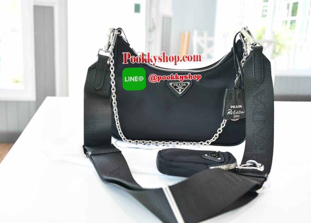 PRADA nylon mini รุ่นใหม่ มาแรง!!! ไอเท็มยอดฮิต วัสดnylon กันน้ำ มีสาย2แบบ สายยาวปรับระดับได้ฟรีไซด์และสายโซ่คล้องแขน มีป้ายแท็คหนัง อย่างดี และกระเป๋าใส่เหรียญน่ารักๆ อะไหลเงินปั้มแบรนด์แท้ทุกจุด ทรงสวย ถอดเปลี่ยนสายได้ เปิดปิดด้วยซิป ด้านในมีป้ายโลหะแบร