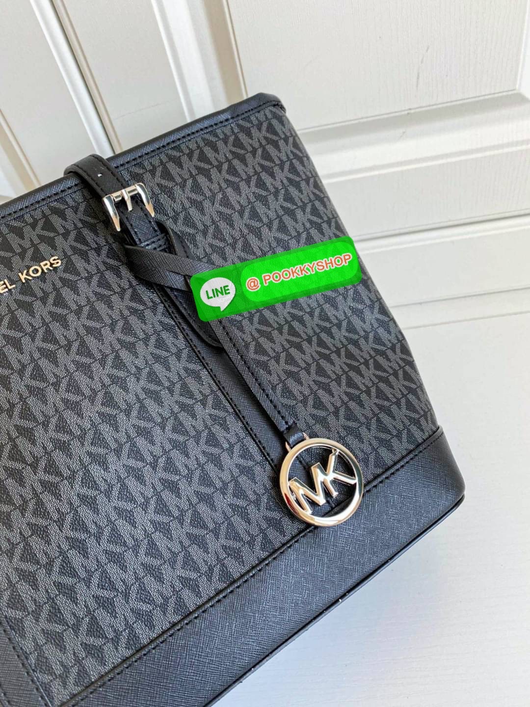 NEW ARRIVALS !! MICHEAL KORS TOTE BAG ของแท้ กระเป๋าสะพายทรง SHOPPING BAG หนัง PVC สวยหรูอยู่ทรง ด้านหน้าประดับโลโก้สีทองสวยหรูพร้อมห้อยพวงกุญแจ MK ภายในปิดเปิดด้วยซิปยาว มีช่องซิปและช่องเล็ก ซับในอย่างดีสกรีน กว้างและจุของได้เยอะมากค่ะ ใส่ ipad กระเป๋าสต