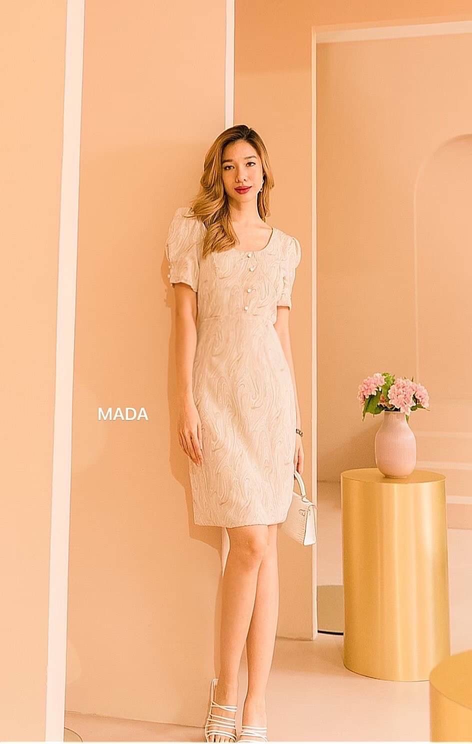 Dress ผ้าลายแขนตุ๊กตาพองปลายแขนเป็นยางด้วยค่ะรุ่นนี้ แต่งกระดุมช่วงอก ทรงเข้ารูปต่อเอวใส่ออกมาคือพอดีตัว ผ้าสวยเนื้อนิ่มลื่น ใส่สบาย งานซับในเย็บเก็บชาย ซิปหลังซ่อน