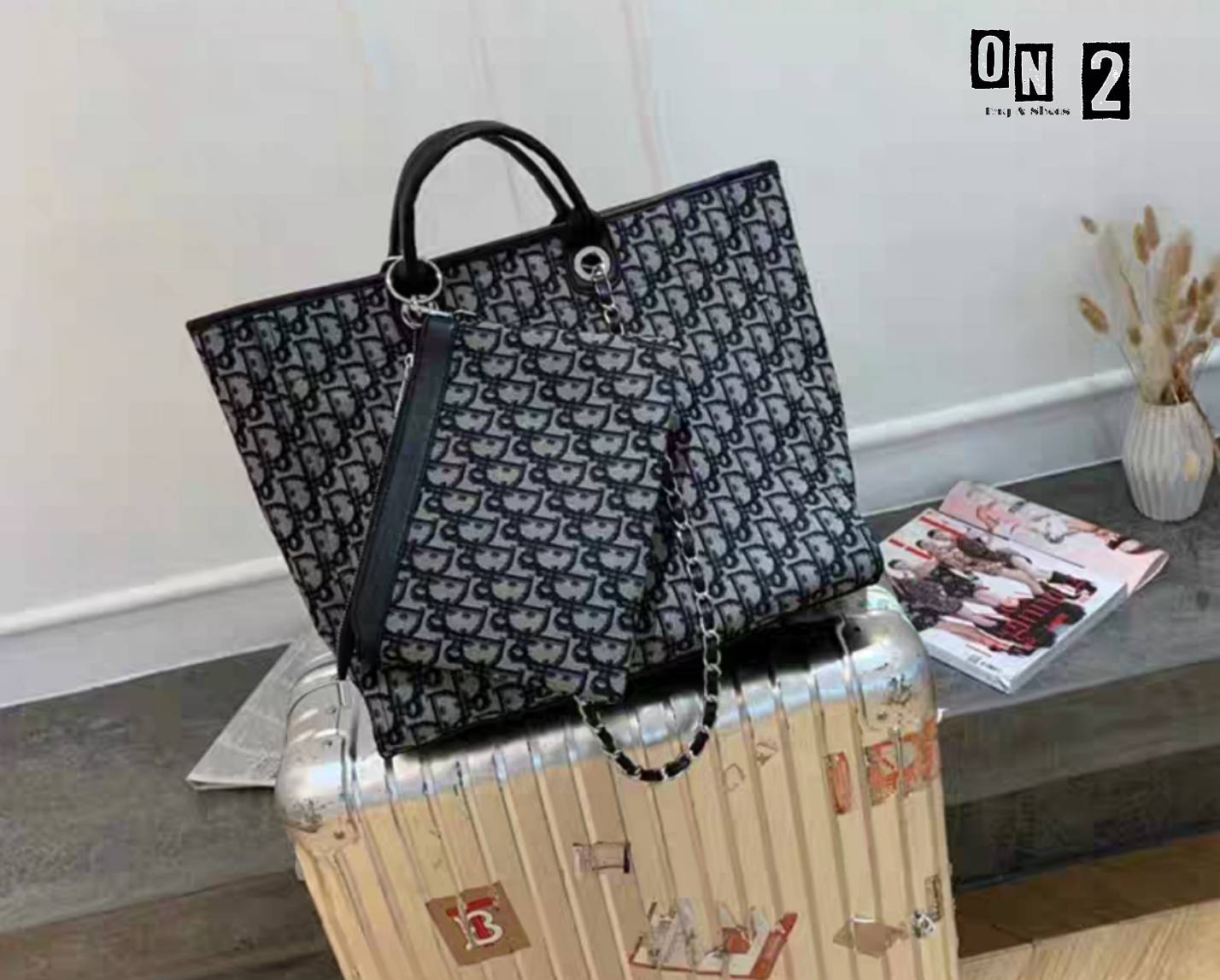 กระเป๋าชอปปิ้งปากซิปแบรนด์ dior วัสดุตัวกระเป๋าทำจากผ้าลาย dior สายสั้นเป็นหูจับทำจากหนังผสมสีดำ สายยาวเป็นสายโซ่ร้อยหนังสะพายชึ้นไหล่ได้ กระเป๋าเป็นปากซิป